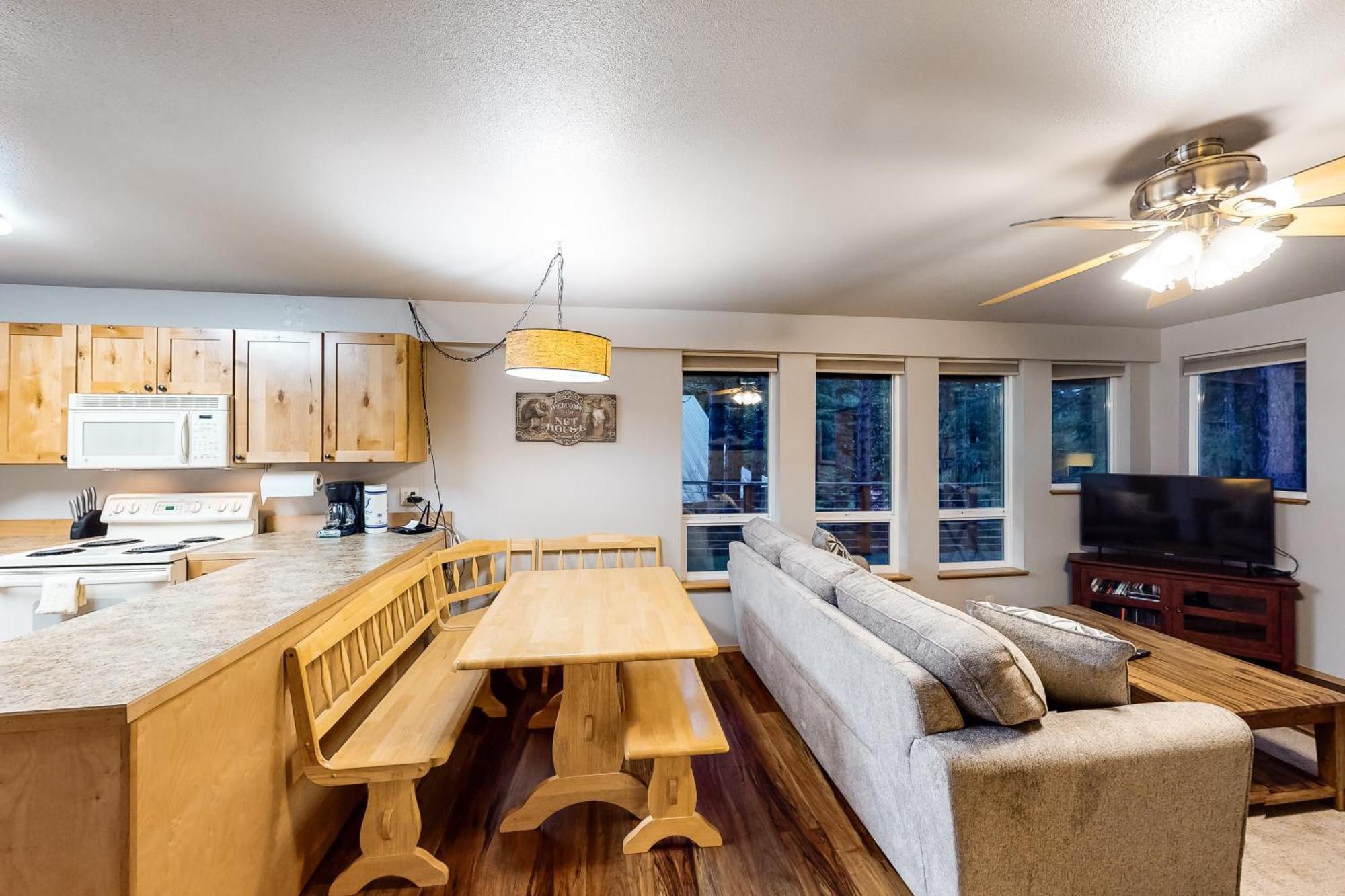 Towering Pines Cabin & Game Room Левенуэрт Номер фото